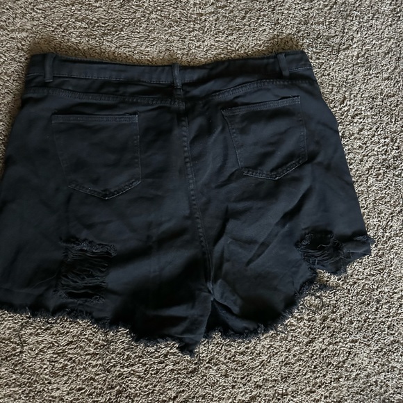 Black ripped shorts - Picture 2 of 2